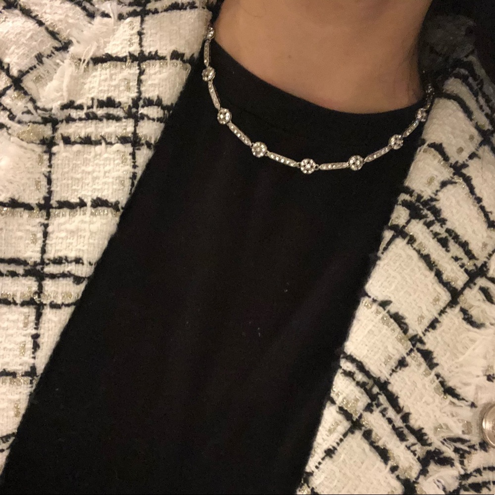 Faux diamond necklace that is stunning on. Looks real